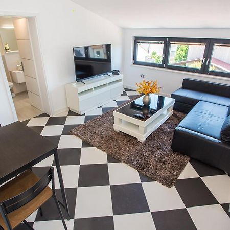 Black & White Apartment 罗维尼 外观 照片