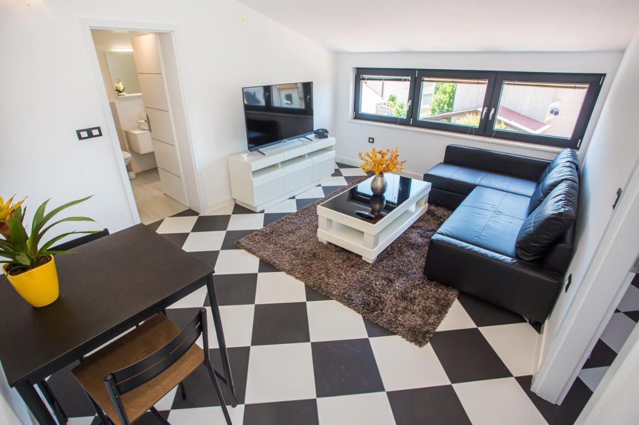 Black & White Apartment 罗维尼 外观 照片