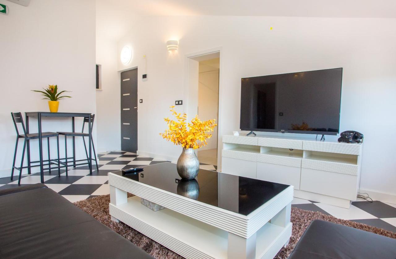 Black & White Apartment 罗维尼 外观 照片