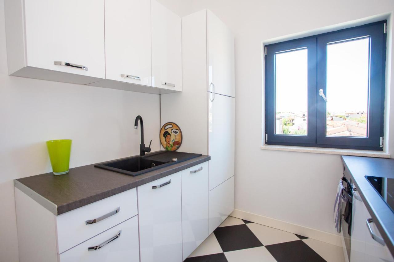 Black & White Apartment 罗维尼 外观 照片